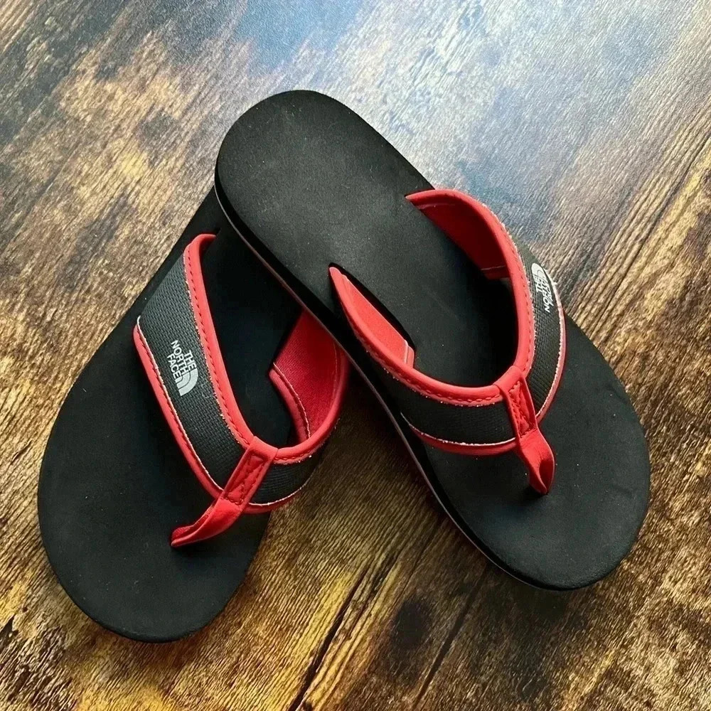 The North Face Base Camp boys flip flops. Size: 1 youth